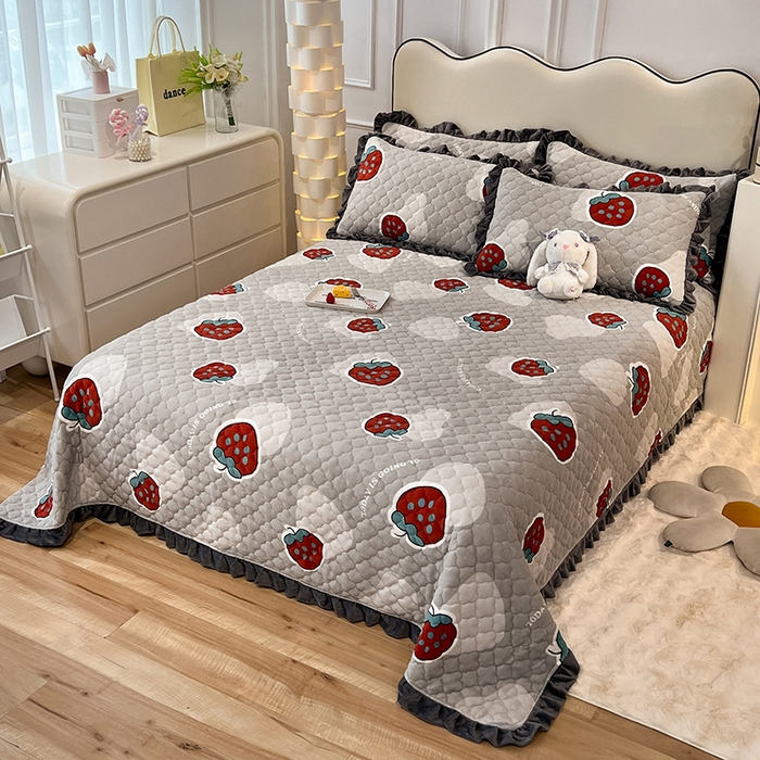 91家纺网 家纺一手货源 找家纺 美达 2025新款A类牛奶绒夹棉床盖 草莓派