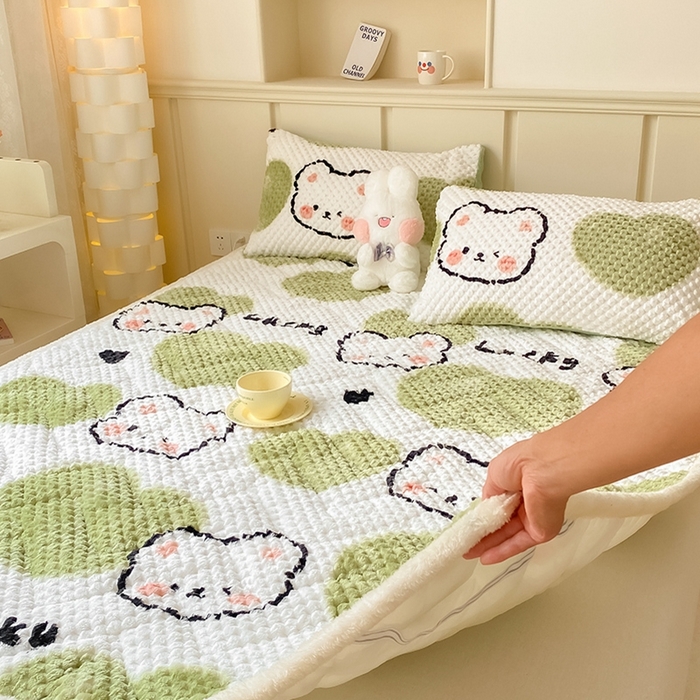 91家纺网 家纺一手货源 找家纺 澳梵家居 2023新款豆豆绒夹棉床护垫 幸运小熊