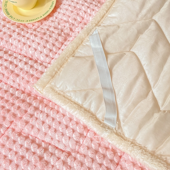 91家纺网 家纺一手货源 找家纺 澳梵家居 2023新款豆豆绒夹棉床护垫 豆豆-粉