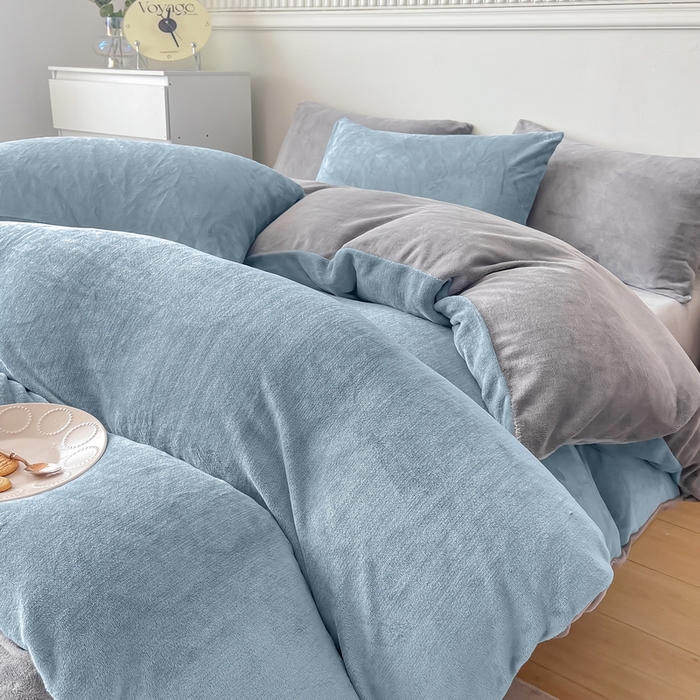 91家纺网 家纺一手货源 找家纺 莎臣豹 2025新款牛奶绒双拼撞色系四件套 浅蓝灰