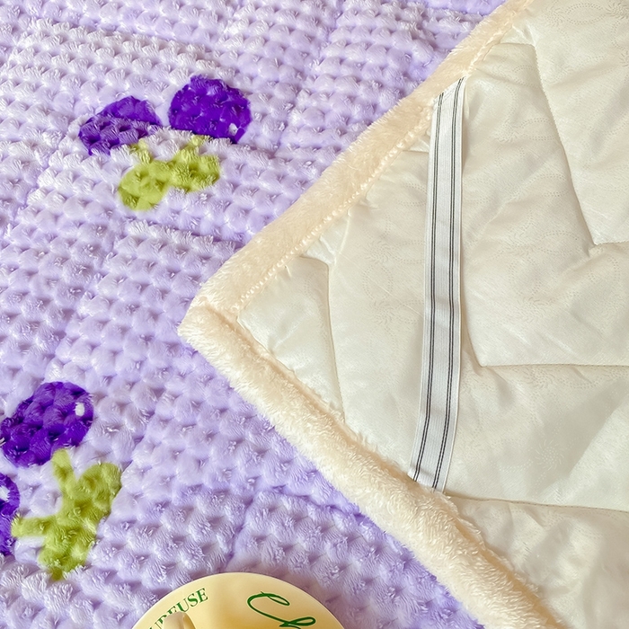 91家纺网 家纺一手货源 找家纺 澳梵家居 2023新款豆豆绒夹棉床护垫 紫樱桃