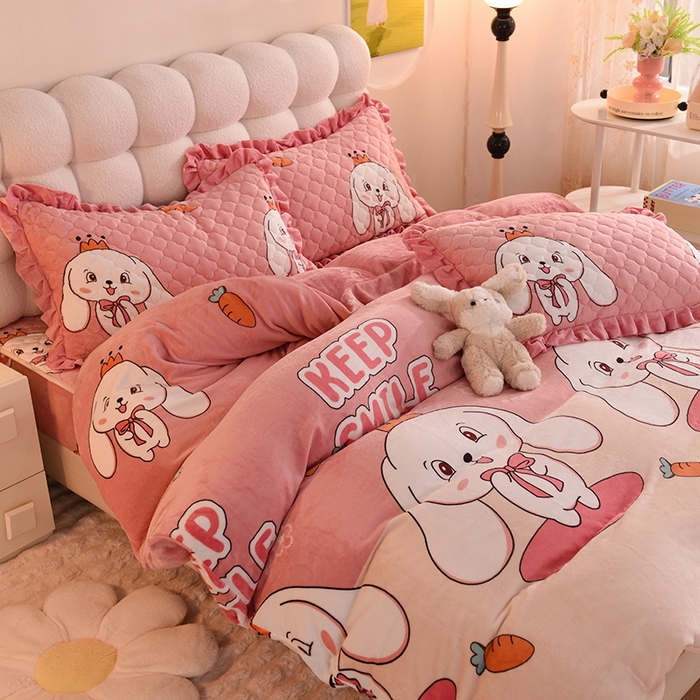 91家纺网 家纺一手货源 找家纺 美达 2025新款A类牛奶绒印花床笠款四件套 玉兔粉