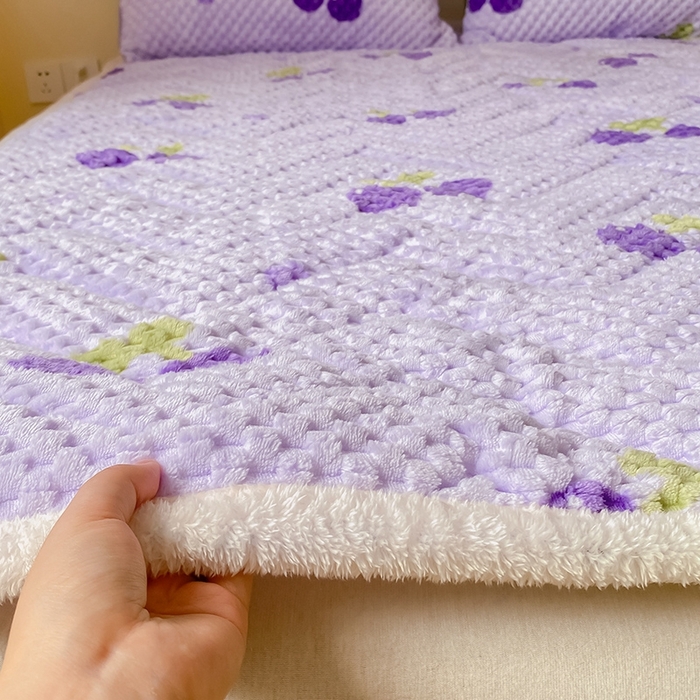 91家纺网 家纺一手货源 找家纺 澳梵家居 2023新款豆豆绒夹棉床护垫 紫樱桃