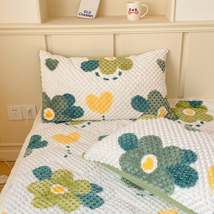 91家纺网 家纺一手货源 找家纺 澳梵家居 2023新款豆豆绒夹棉床护垫 绿色心情