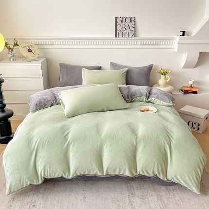 91家纺网 家纺一手货源 找家纺 莎臣豹 2025新款牛奶绒双拼撞色系四件套 豆绿灰