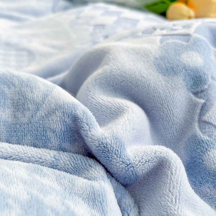 91家纺网 家纺一手货源 找家纺 雅居纺家纺 2023新款立体雕花牛奶绒幸运花系列 幸运花-蓝