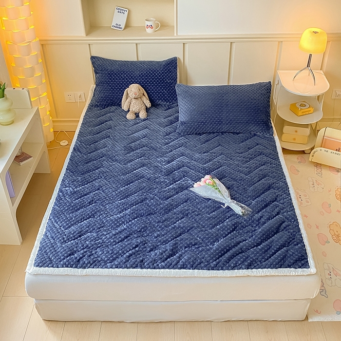 91家纺网 家纺一手货源 找家纺 澳梵家居 2023新款豆豆绒夹棉床护垫 豆豆-蓝色