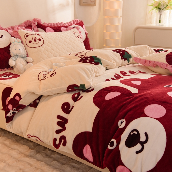91家纺网 家纺一手货源 找家纺 美达 2025新款A类牛奶绒印花床笠款四件套 草莓熊