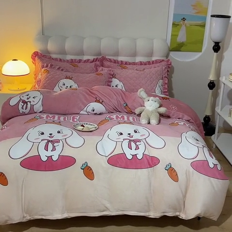 91家纺网 家纺一手货源 找家纺 美达 2025新款A类牛奶绒印花床笠款四件套 玉兔粉