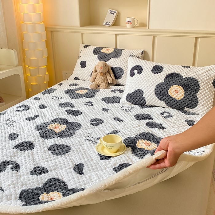 91家纺网 家纺一手货源 找家纺 澳梵家居 2023新款豆豆绒夹棉床护垫 向阳花开