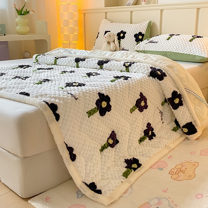 91家纺网 家纺一手货源 找家纺 澳梵家居 2023新款豆豆绒夹棉床护垫 小花花