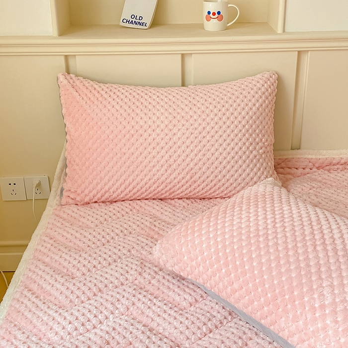 91家纺网 家纺一手货源 找家纺 澳梵家居 2023新款豆豆绒夹棉床护垫 豆豆-粉