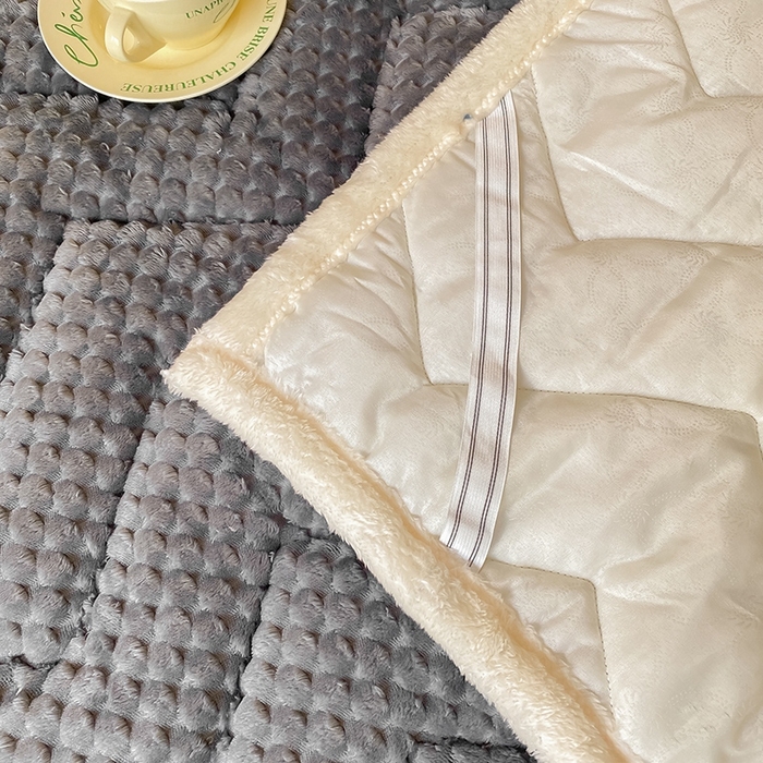 91家纺网 家纺一手货源 找家纺 澳梵家居 2023新款豆豆绒夹棉床护垫 豆豆-灰色