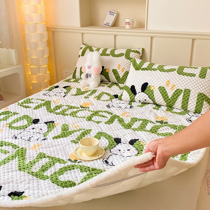 91家纺网 家纺一手货源 找家纺 澳梵家居 2023新款豆豆绒夹棉床护垫 字母兔兔