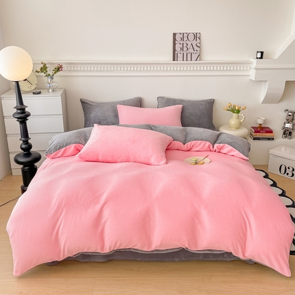 91家纺网 家纺一手货源 找家纺 莎臣豹 2025新款牛奶绒双拼撞色系四件套 粉灰