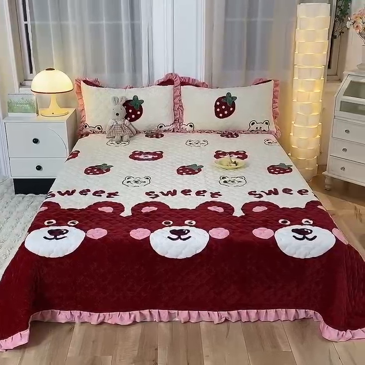 91家纺网 家纺一手货源 找家纺 美达 2025新款A类牛奶绒夹棉床盖 草莓熊