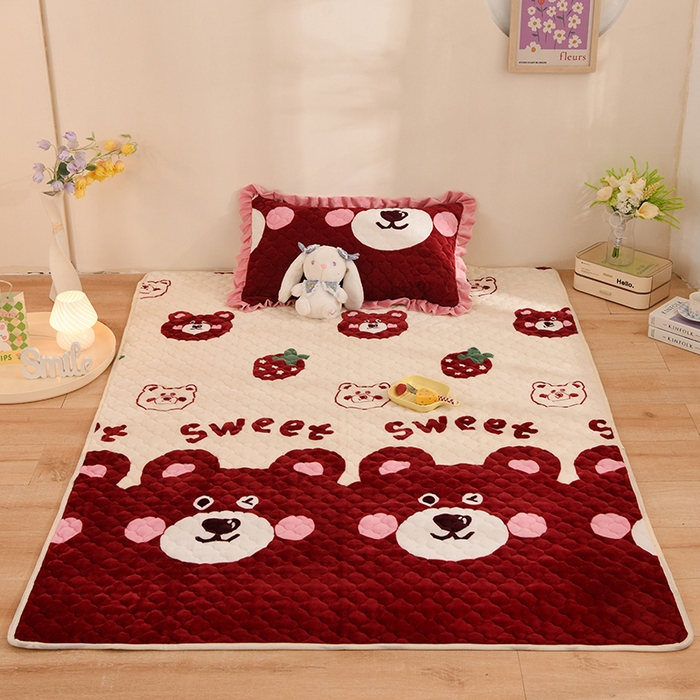 91家纺网 家纺一手货源 找家纺 美达 2025新款A类牛奶绒夹棉床垫 草莓熊