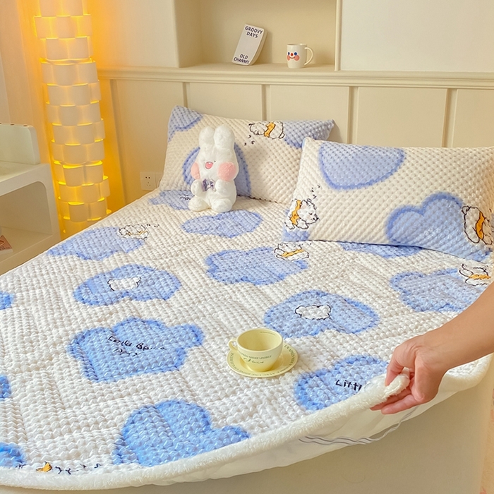 91家纺网 家纺一手货源 找家纺 澳梵家居 2023新款豆豆绒夹棉床护垫 爱的抱抱