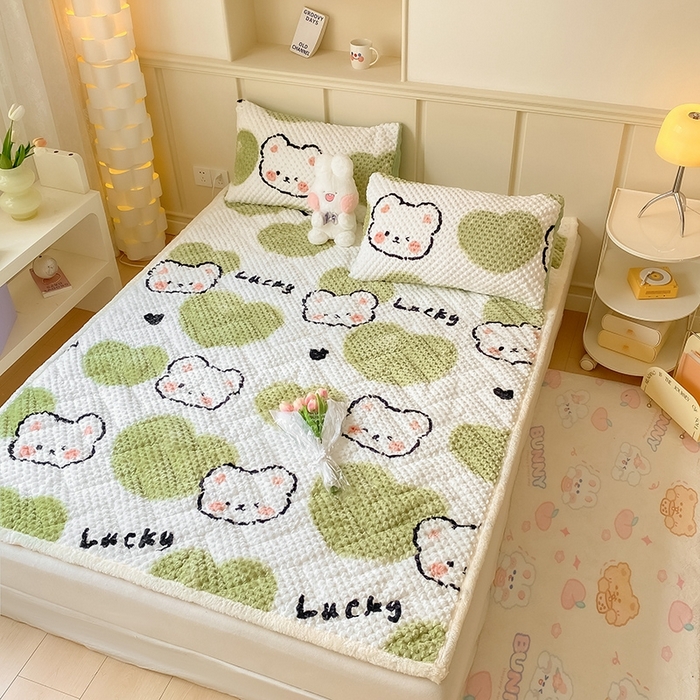 91家纺网 家纺一手货源 找家纺 澳梵家居 2023新款豆豆绒夹棉床护垫 幸运小熊