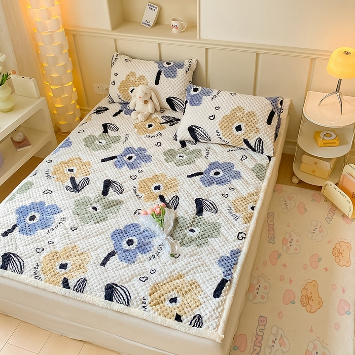 91家纺网 家纺一手货源 找家纺 澳梵家居 2023新款豆豆绒夹棉床护垫 花季