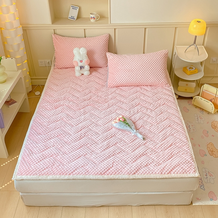 91家纺网 家纺一手货源 找家纺 澳梵家居 2023新款豆豆绒夹棉床护垫 豆豆-粉