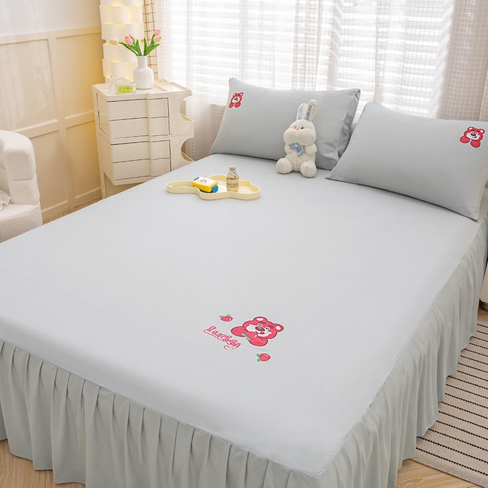 91家纺网 家纺一手货源 找家纺 极梦家纺（支持定制） 2025新款韩版纯色卡通单床裙三件套素色 浅灰可爱熊