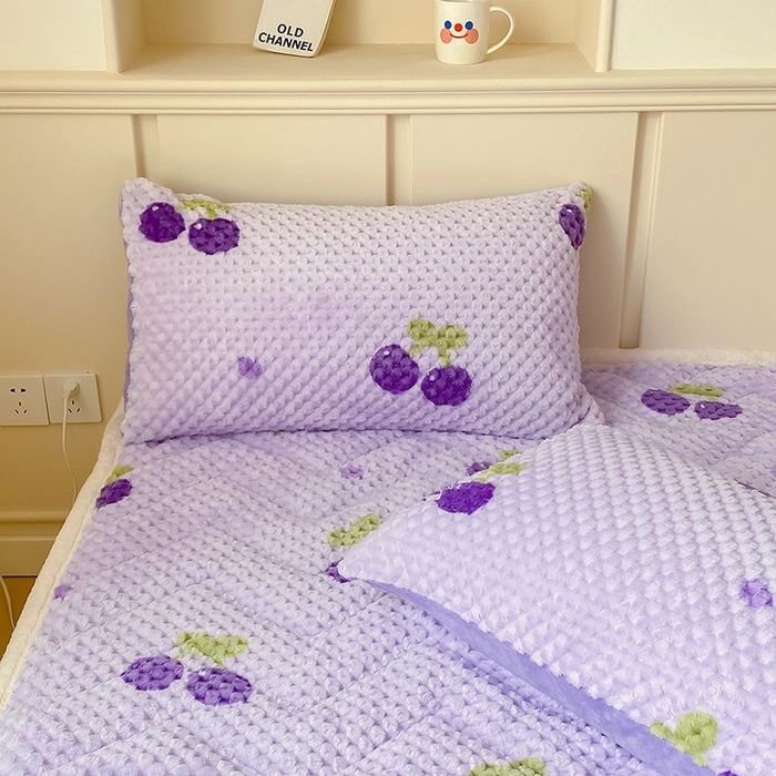 91家纺网 家纺一手货源 找家纺 澳梵家居 2023新款豆豆绒夹棉床护垫 紫樱桃