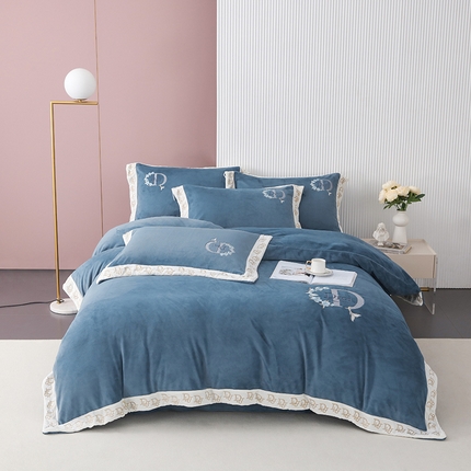 91家纺网 家纺一手货源 找家纺 寐时代 2023新款轻奢高端贵妃绒绒绣花款四件套 璀璨迪奥-蓝