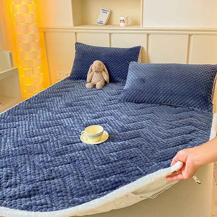 91家纺网 家纺一手货源 找家纺 澳梵家居 2023新款豆豆绒夹棉床护垫 豆豆-蓝色