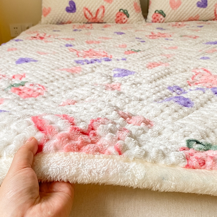 91家纺网 家纺一手货源 找家纺 澳梵家居 2023新款豆豆绒夹棉床护垫 爱心草莓兔