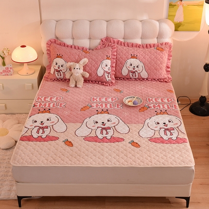 91家纺网 家纺一手货源 找家纺 美达 2025新款A类牛奶绒夹棉床垫 玉兔粉