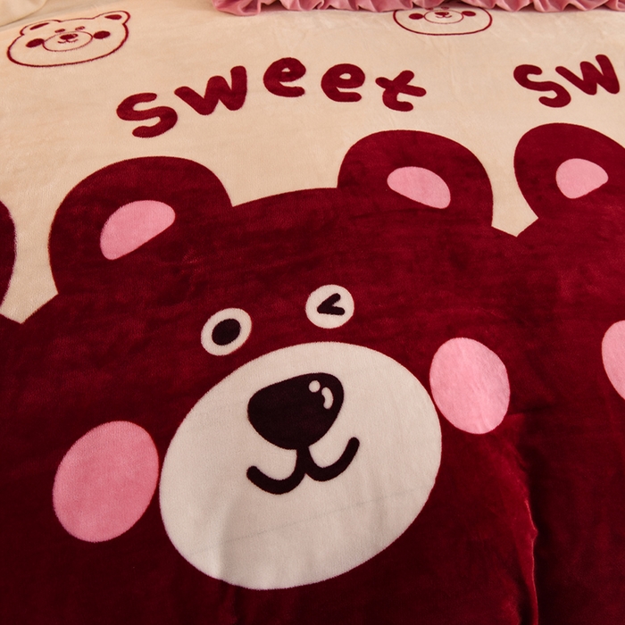 91家纺网 家纺一手货源 找家纺 美达 2025新款A类牛奶绒印花床笠款四件套 草莓熊