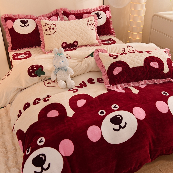 91家纺网 家纺一手货源 找家纺 美达 2025新款A类牛奶绒印花床笠款四件套 草莓熊