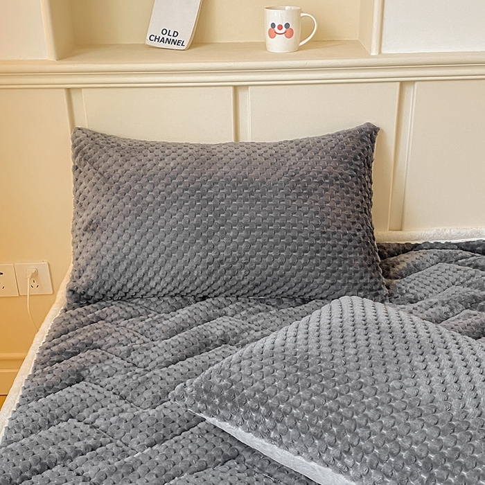 91家纺网 家纺一手货源 找家纺 澳梵家居 2023新款豆豆绒夹棉床护垫 豆豆-灰色