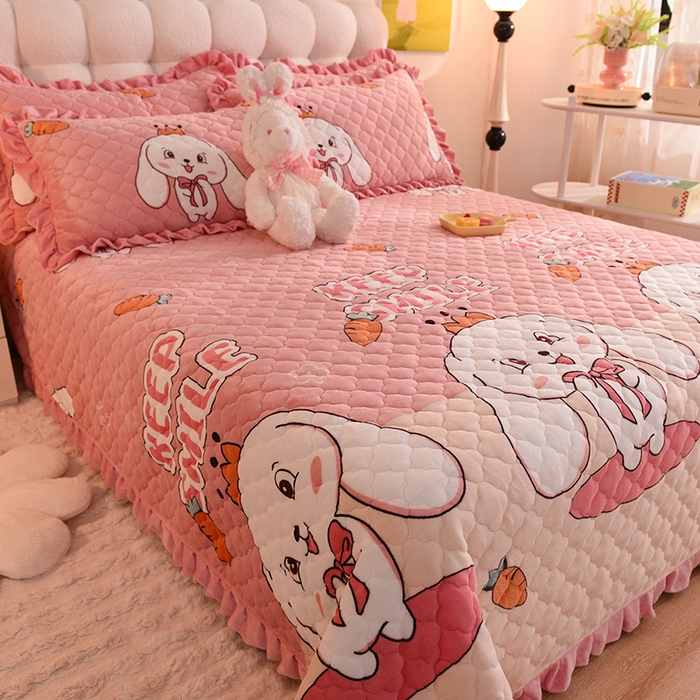 91家纺网 家纺一手货源 找家纺 美达 2025新款A类牛奶绒夹棉床盖 玉兔-粉