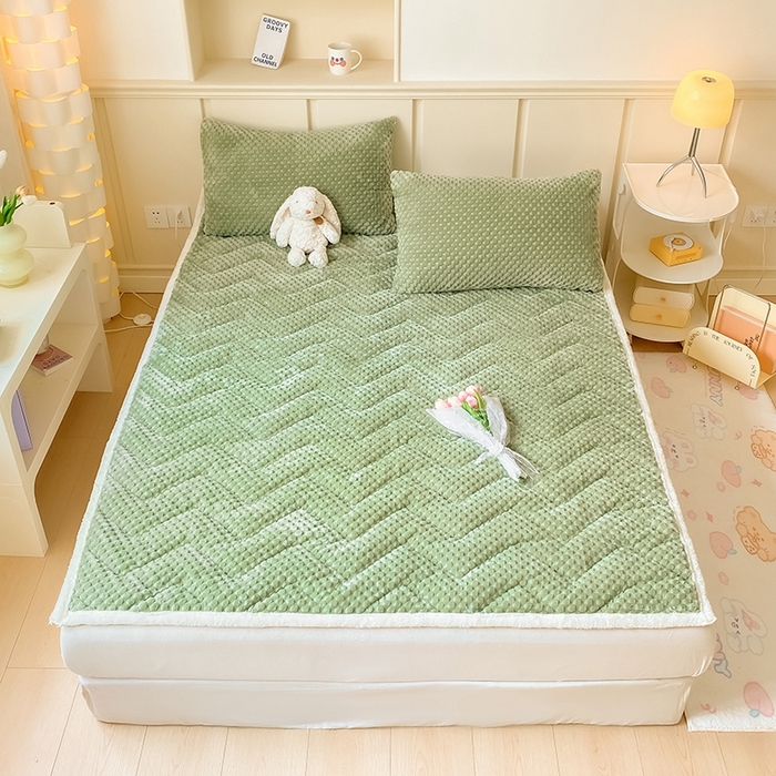 91家纺网 家纺一手货源 找家纺 澳梵家居 2023新款豆豆绒夹棉床护垫 豆豆-草绿