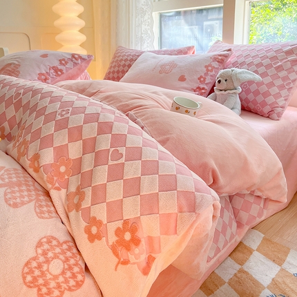 91家纺网 家纺一手货源 找家纺 雅居纺家纺 2023新款立体雕花牛奶绒幸运花系列 幸运花-粉