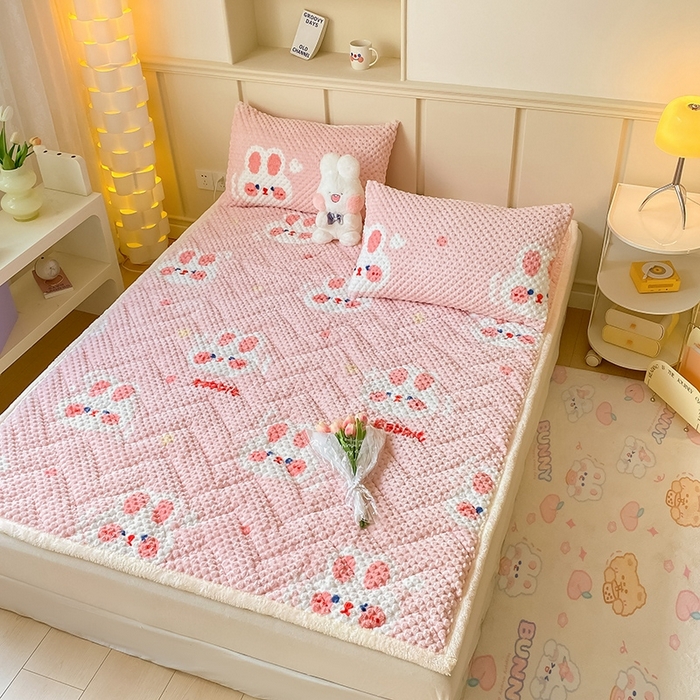 91家纺网 家纺一手货源 找家纺 澳梵家居 2023新款豆豆绒夹棉床护垫 奶油味兔兔