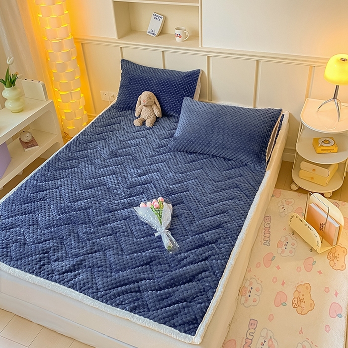 91家纺网 家纺一手货源 找家纺 澳梵家居 2023新款豆豆绒夹棉床护垫 豆豆-蓝色