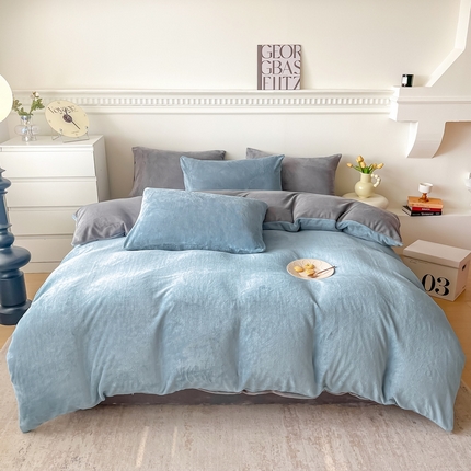 91家纺网 家纺一手货源 找家纺 莎臣豹 2025新款牛奶绒双拼撞色系四件套 浅蓝灰