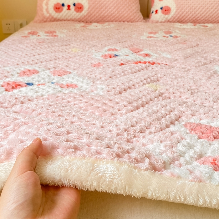 91家纺网 家纺一手货源 找家纺 澳梵家居 2023新款豆豆绒夹棉床护垫 奶油味兔兔