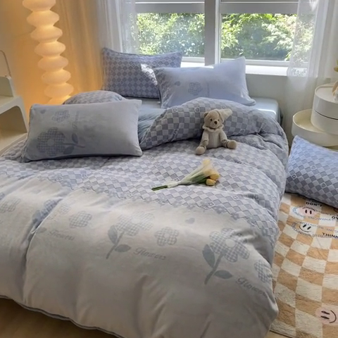 91家纺网 家纺一手货源 找家纺 雅居纺家纺 2023新款立体雕花牛奶绒幸运花系列 幸运花-蓝