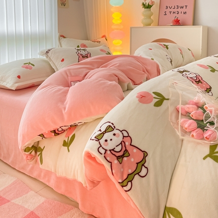 91家纺网 家纺一手货源 找家纺 莱米家纺 2023新款小版牛奶绒印花四件套 花丛小兔