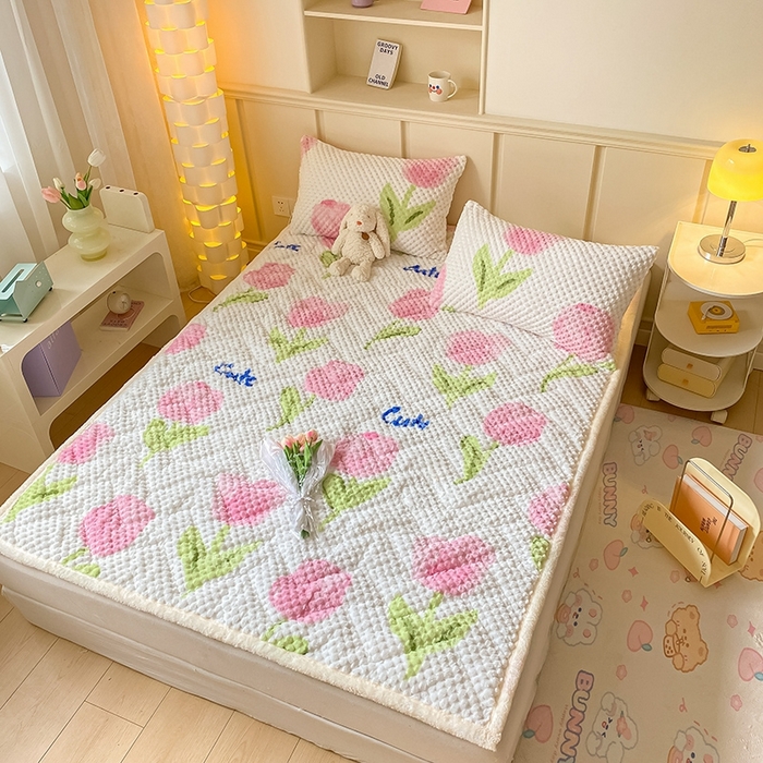 91家纺网 家纺一手货源 找家纺 澳梵家居 2023新款豆豆绒夹棉床护垫 粉色郁金香