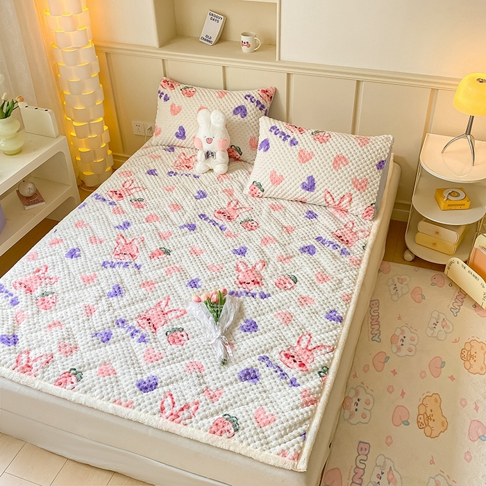 91家纺网 家纺一手货源 找家纺 澳梵家居 2023新款豆豆绒夹棉床护垫 爱心草莓兔