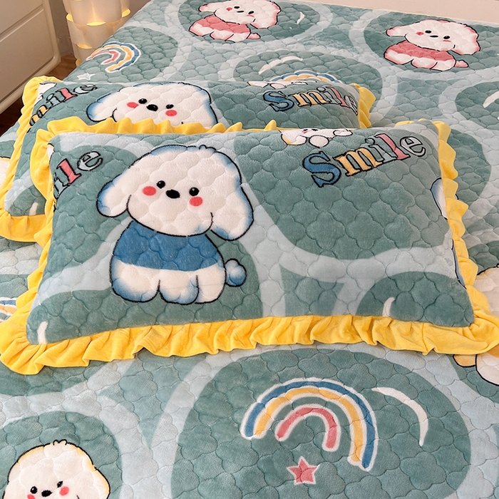 91家纺网 家纺一手货源 找家纺 美达 2025新款A类牛奶绒夹棉床盖 彩虹狗狗-绿