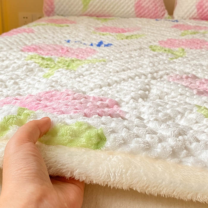 91家纺网 家纺一手货源 找家纺 澳梵家居 2023新款豆豆绒夹棉床护垫 粉色郁金香