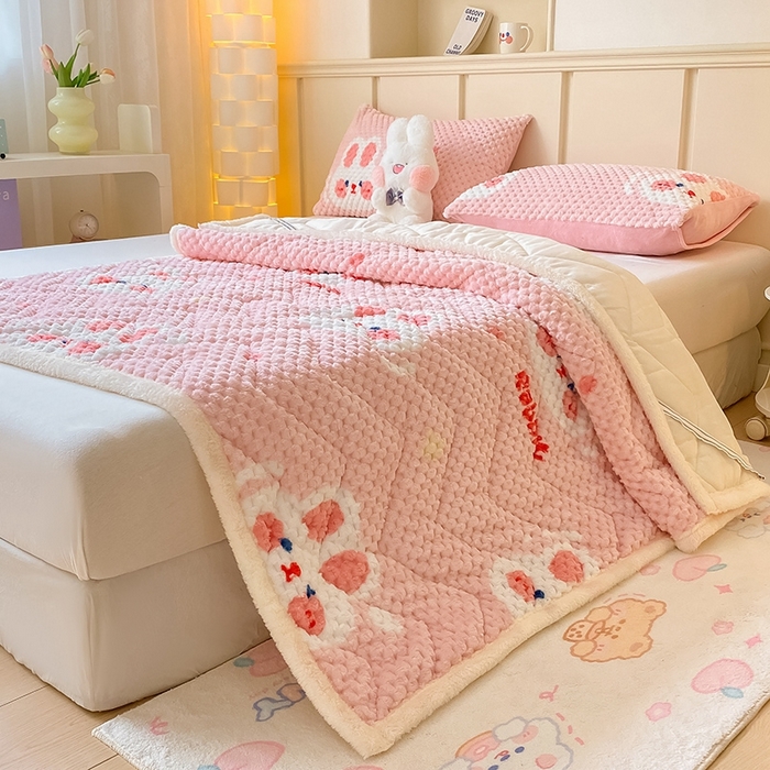 91家纺网 家纺一手货源 找家纺 澳梵家居 2023新款豆豆绒夹棉床护垫 奶油味兔兔