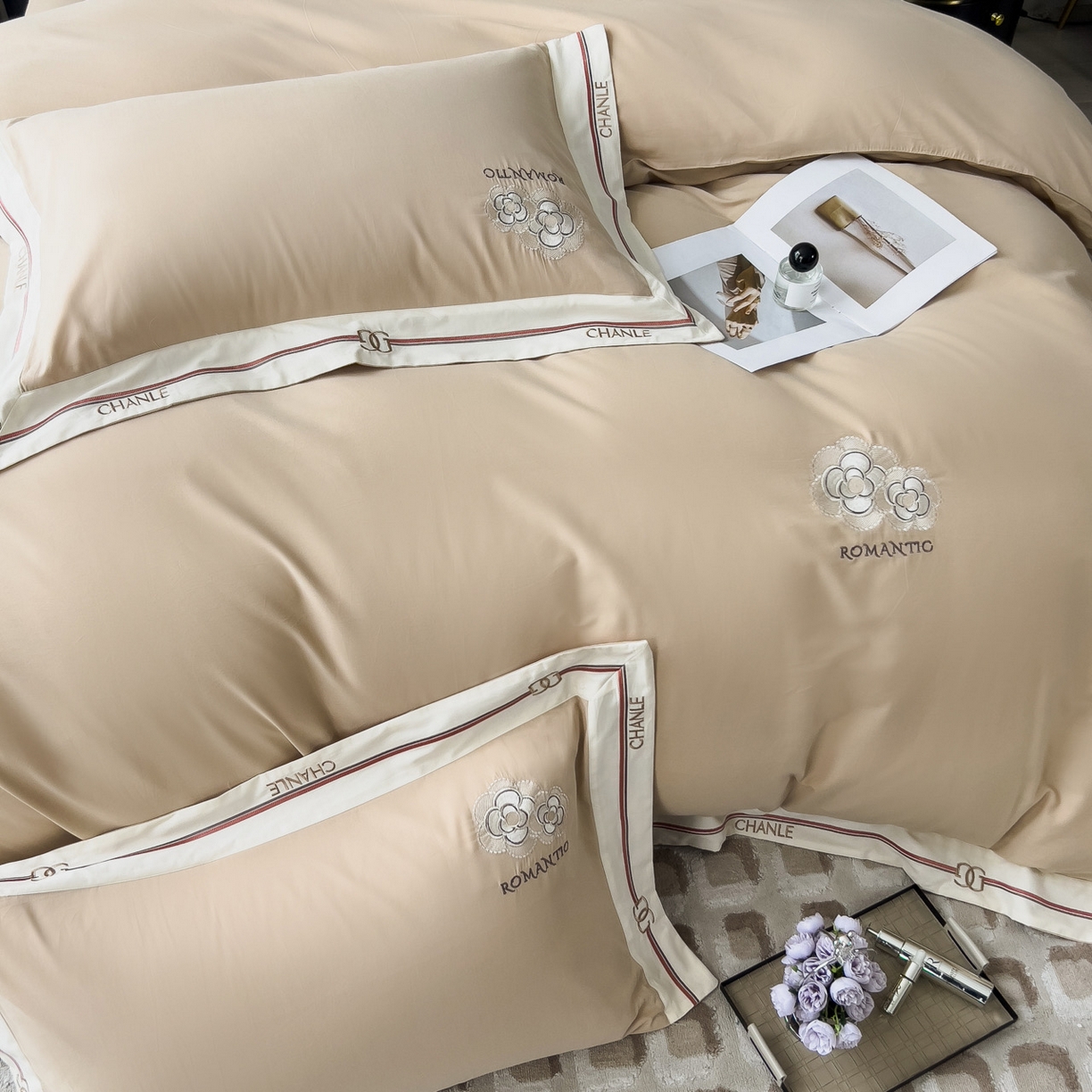 91家纺网 家纺一手货源 找家纺 嘉汀兰家居 2023秋冬新品100支超细磨毛轻奢四件套—COCO小姐 卡其