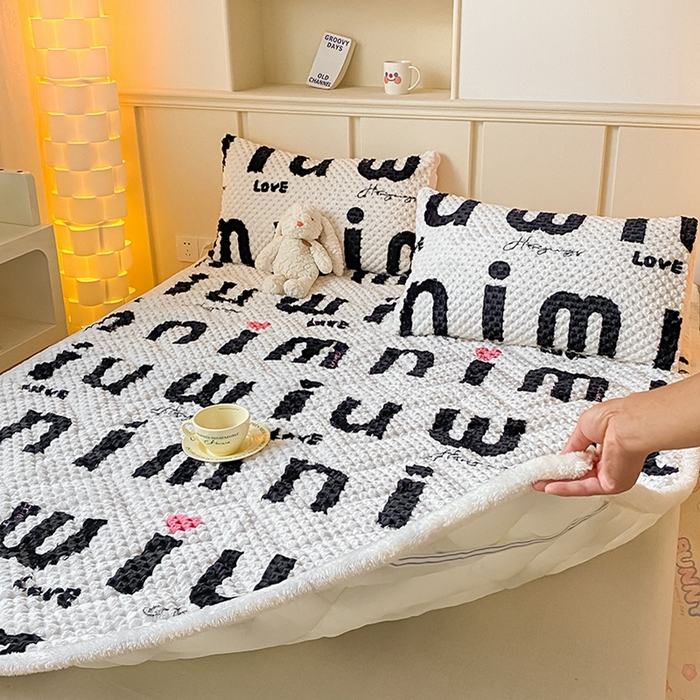 91家纺网 家纺一手货源 找家纺 澳梵家居 2023新款豆豆绒夹棉床护垫 M字母